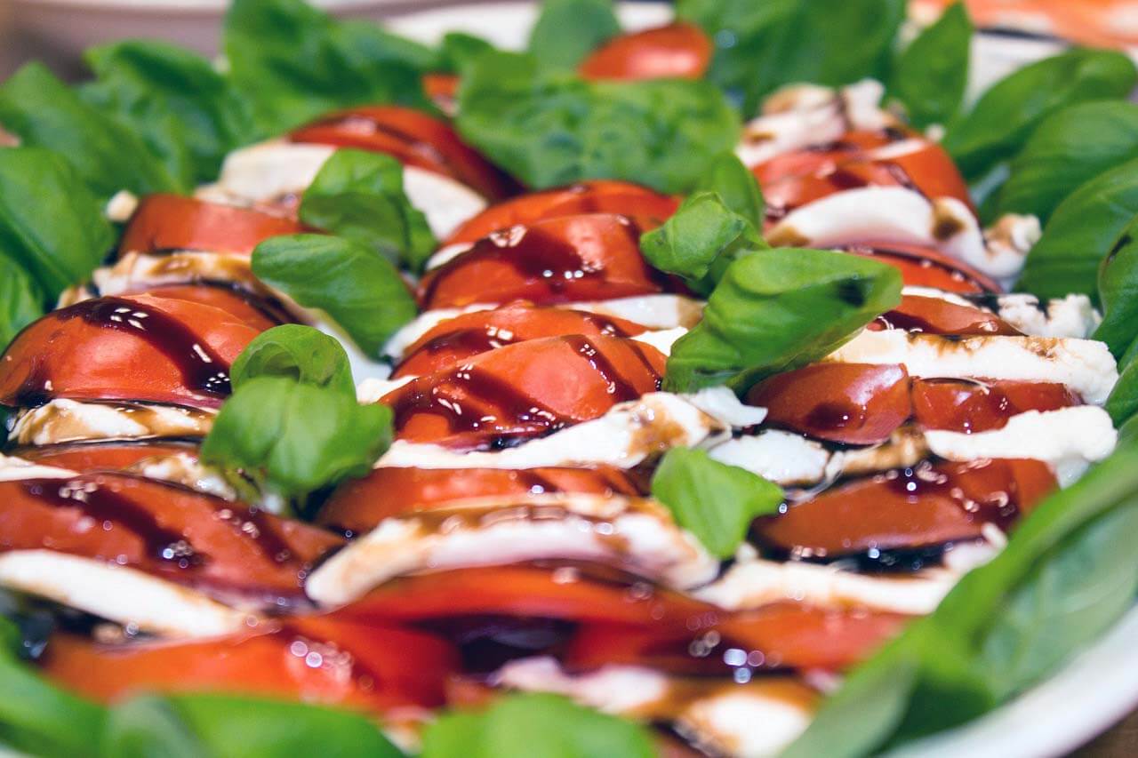 Salát caprese v barvách italské vlajky