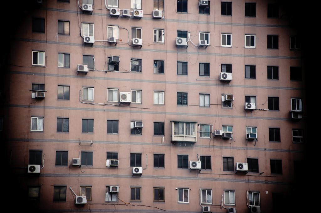 Výšková budova plná klimatizací