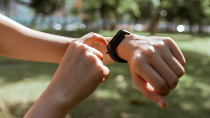 Měli byste si koupit chytré hodinky nebo fitness tracker?