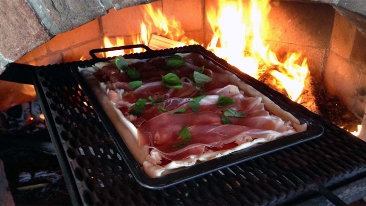 RECEPT: Pečeme pizzu v zahradním krbu