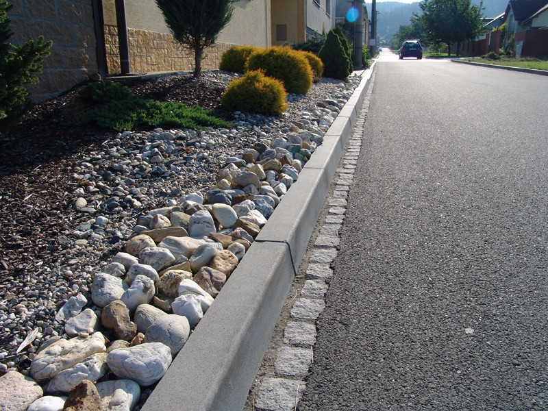 Obrubník kolem silnice